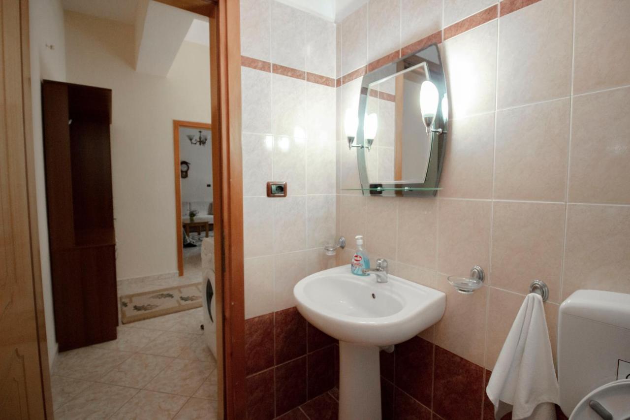 Artur'S Apartment 2 Gjirokastër Екстериор снимка