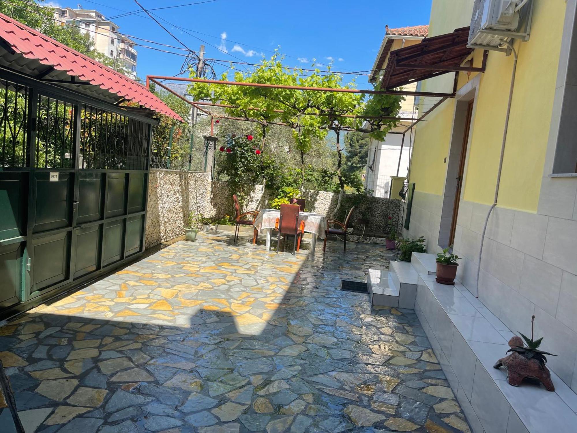 Artur'S Apartment 2 Gjirokastër Екстериор снимка